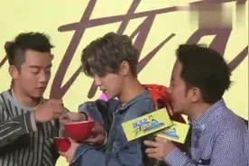 郑恺 鹿晗吃交杯面互相庆祝生日，小鹿一转身把汤都喝了，太萌了视频封面
