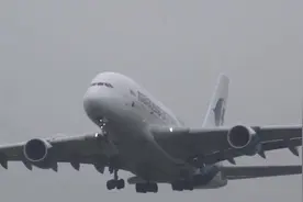 马航A380客机从日本东京成田机场 超低起飞视频封面