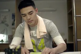 好甜呀，小哥哥不开心，男孩哄他开心