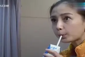 baby在酸奶的吸管里喝到了小纸条，傻笑的样子真是可爱视频封面