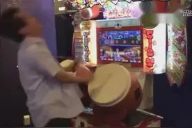 游戏厅惊现超奇葩疯狂大叔 广场大妈看了都跪视频封面