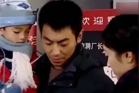 朱亚文老婆沈佳妮怀二胎孕味足 素颜现身挺巨肚健步如飞视频封面