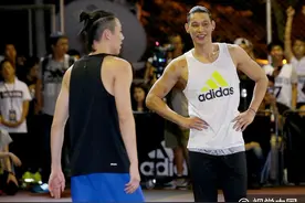 林书豪携弟弟参加篮球训练营活动 兄弟二人同梳油头小辫已成发型帝图片