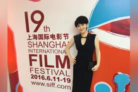 陈虹池优雅亮相电影节 黑色修身礼服展完美身材图片