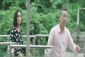 凭儿子的一个动作认出了消失的丈夫就在身边，女子激动的追了出去