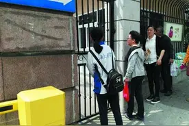 青岛中考禁止入场时间提前 考生散步迟到被挡考场外图片