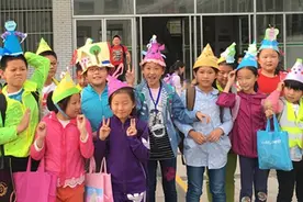 开发区金城小学开展“手工制作五彩帽子”活动图片