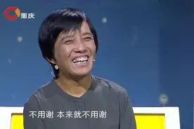 妹妹台上为姐姐送上礼物，一拆开全场掌声不断视频封面