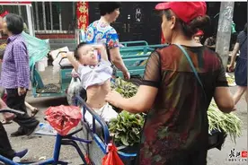 留守儿童跟着奶奶卖菜体验生活图片
