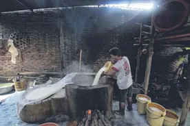 印度尼西亚爪哇村民用制豆腐废水生产清洁能源图片