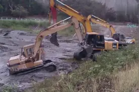 新手徒弟开挖机陷车，工地老师傅前来救援！视频封面