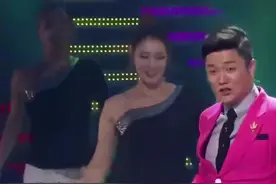 筷子兄弟、裴涩琪现场同台大跳《小苹果》，完美视频封面