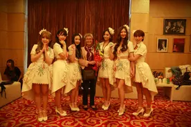 奶奶上影节追明星 SNH48七十岁粉丝后台送花合影图片