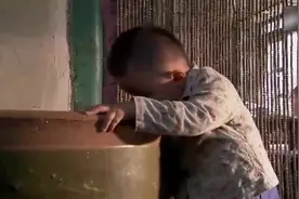 年幼男孩在水缸旁玩不慎掉进水缸里，被女孩救出后反被男孩母亲骂视频封面