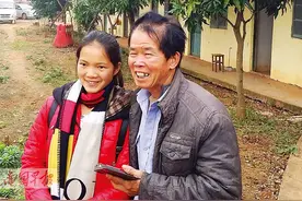 南宁一位残疾老人资助一名父母双亡贵州女生图片