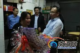 海口女老板为环卫工免费送茶6年 琼山区区长登门感谢图片