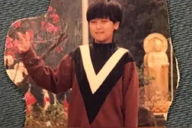 罗志祥12岁旧照十足小正太一枚 面对镜头摆剪刀手抿嘴微笑图片