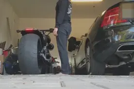 男子又炫耀他的摩托车了，不过我也喜欢这车，就是买不起视频封面