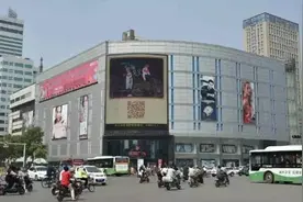 邯郸这对儿老夫妻出名儿了！钻婚时尚照片在全河北的户外大屏展映！网友们都羡慕疯了~~图片