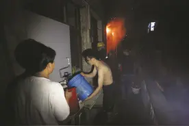 睡梦中家里着火小伙爬窗逃生 消防员搭梯施救图片