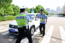 高考第一天，北仑一考生竟然将准考证落在了...结局很暖心...图片