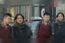 倪萍出门靠人搀扶，当年高龄生下白内障儿子，如今虎子17岁了视频封面