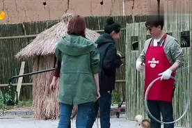 彭昱畅带来两位朋友，见到黄磊赶紧握手叫师傅！黄磊却冷脸