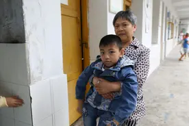 一位人民教师和一对瓷娃娃的故事图片