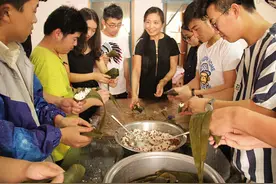 镇江高专学子端午走进敬老院开展服务活动图片