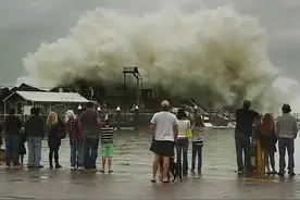 风暴持续袭击澳洲东海岸，堪培拉等地一片狼藉图片
