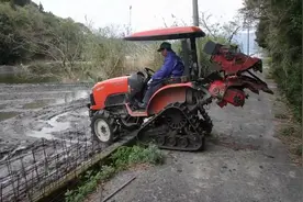 适合梯田耕种的利器来了，小型履带式旋耕机来袭，犁地效率大大提高