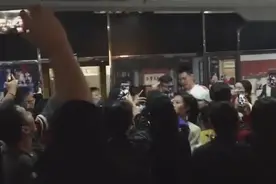 新科冠军辽宁男篮电视台录节目，女粉丝见到队长杨鸣炸了要生扑视频封面