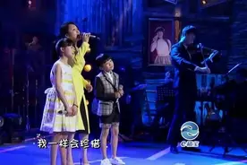 音乐大师课毕业典礼 杨钰莹与同学们合唱《感恩的心》，太陶醉了