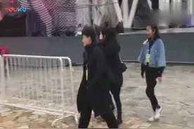 窦靖童演出亲友团齐现身 周迅小宋佳李亚鹏李嫣捧场视频封面
