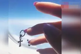 徐濠萦晒猎奇美甲照 网友吐槽没法洗头很不方便视频封面