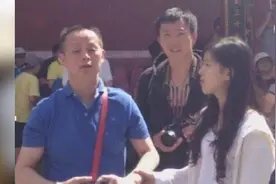 章泽天父亲近照曝光，背景大到不像话，网友：难怪刘强东要娶她视频封面