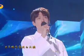 魏大勋与鬼鬼唱《童话镇》在一旁的吴昕听醉了，忍不住想合唱视频封面