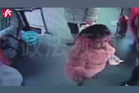 八岁小萝莉怒斥爷爷，女司机听后都哭了视频封面