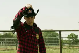 MOTOGP冠军车手马克马奎斯驾本田CRF450R现身马场 难道要挑战快马