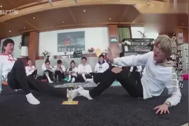 鹿晗邓超比拼掰脚腕，秀气小脚和大脚的对决，看到这幕心疼鹿晗视频封面