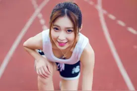 爱跑步的校园运动装美女图片