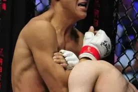 中国茸主巧用站立断头台降服对手 上演震撼场面图片