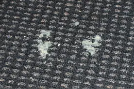 毛毯上的蜡印要如何清除？用熨斗和纸巾就能让毛毯恢复原状图片