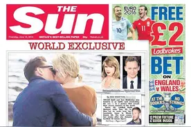 抖森、霉霉海边拥抱接吻，网友：孩子这腿得多长啊图片