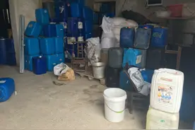 黑作坊生产洗洁精 哪来干净可言图片