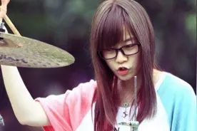 那个打架子鼓的菇凉又来了，甜甜的笑容，又被帅一脸图片