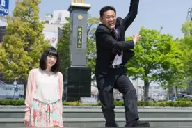 “逗比老爸走红网络”  网友说，这才是父亲节的正确表达方式。图片