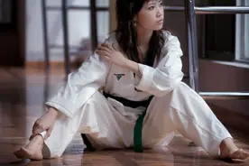 韩国选手吐口水嘲讽群众，女侠出手将他打趴后竟被他无耻偷袭图片