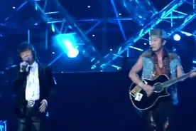 许冠英和弟弟许冠杰同台演唱《沉默是金》台下观众掌声雷动！视频封面