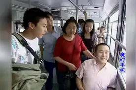 公交让给老太太的座位，被小伙给抢了，看女孩怎么报复他